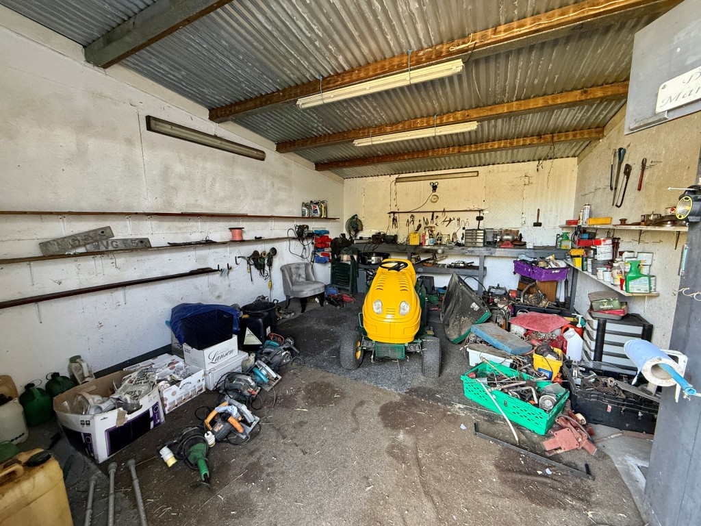 Lot: 103 - GRANARY AND OUTBUILDINGS ON APPROX 14 ACRES WITH FENCED PADDOCKS IN RURAL LOCATION - Store one